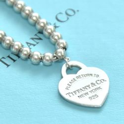 Heart-shaped pendant beaded necklace