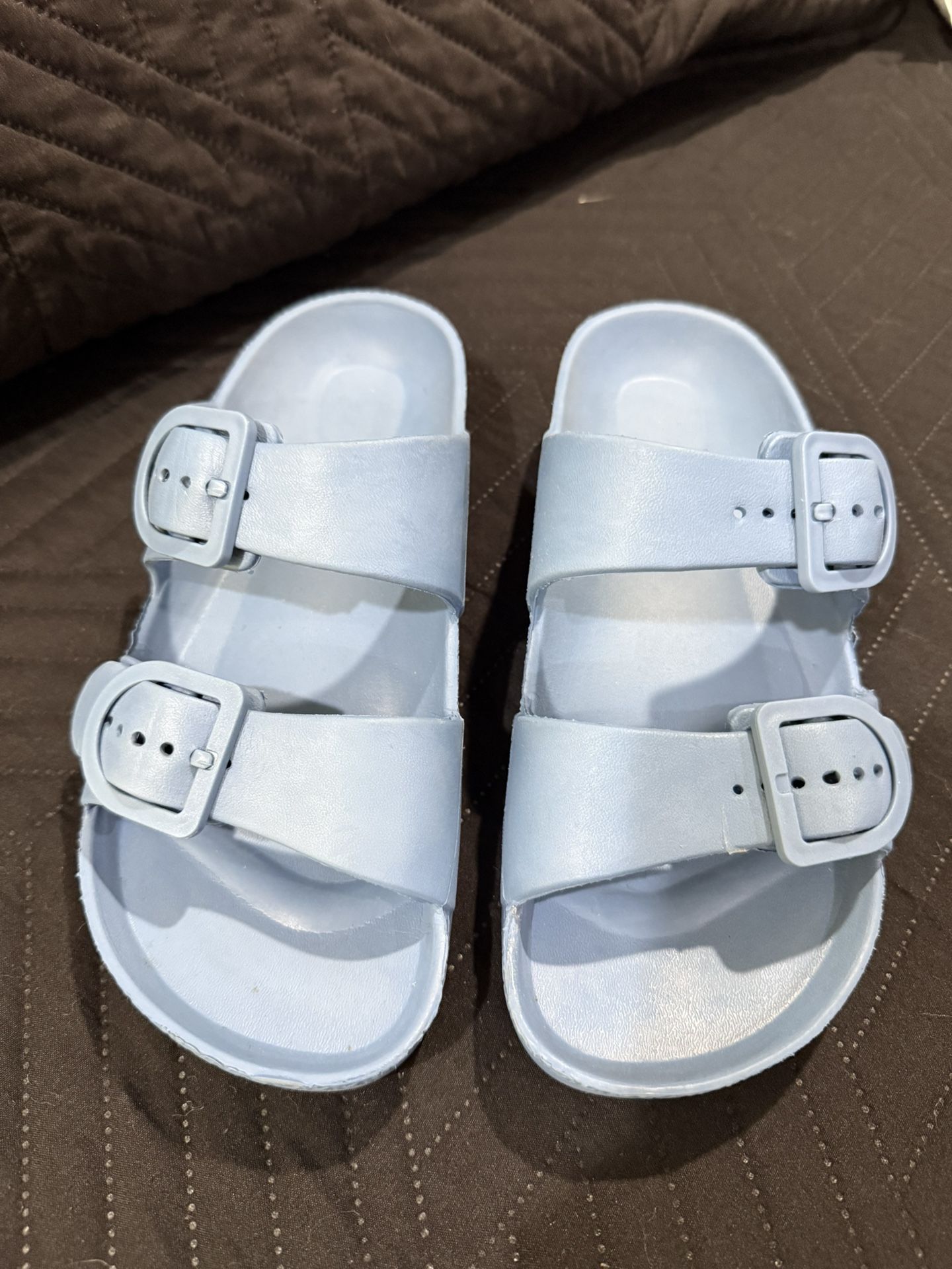 Woman’s Sandals New only $5 each 😍
