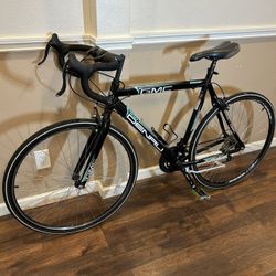 GMC “ Denali 700 “ Road Bike, Medium Frame, 21 Speed Shimano, Good Tires & Brakes.