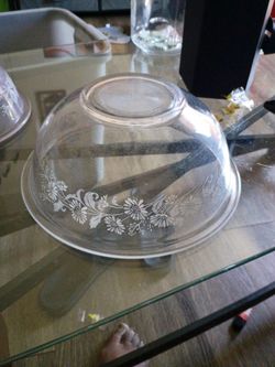 Vintage set of three Pyrex bowls