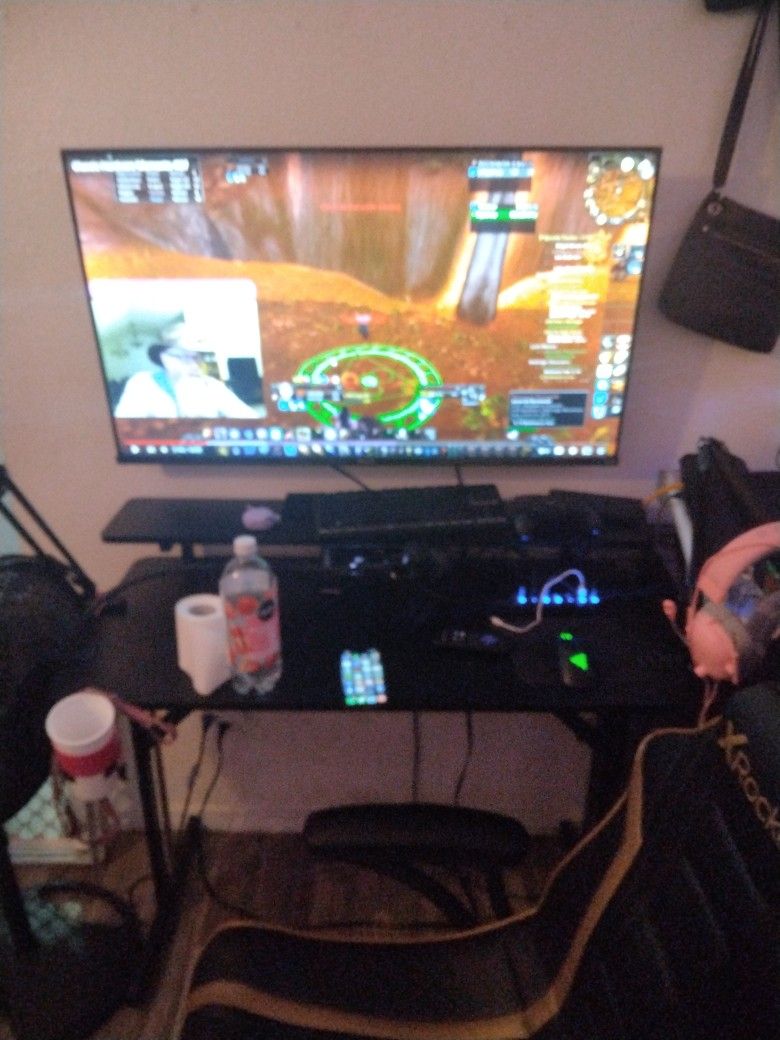 42in Roku Smart TV With Gaming Desk