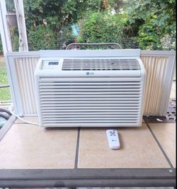 Air Conditioner with Remote Blows of Ice Cold Air Excellent Condition
