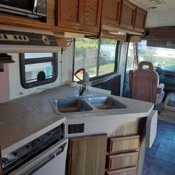 19 88  WindStar MotorHome 31 Ft. Runs Needs Tlc Inside And Outside But Look At It This Way You Got A Tiny Home For 3800 