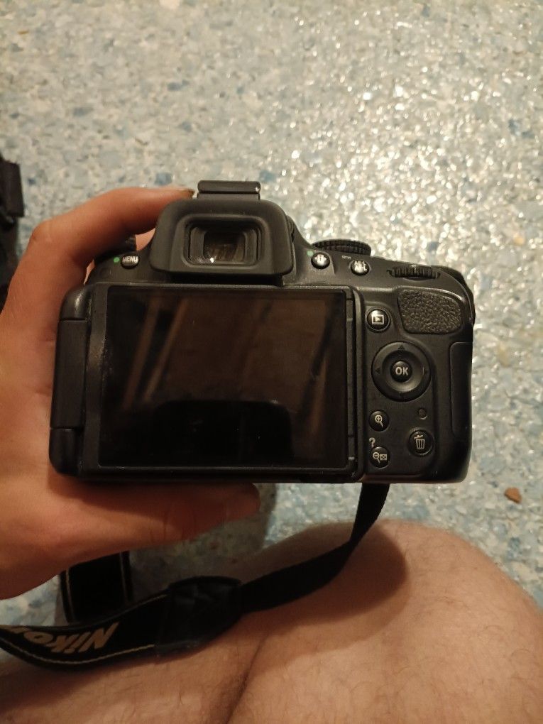 Nikon D5100 DSLR Camera with lens 18 55mm Auto Focus S