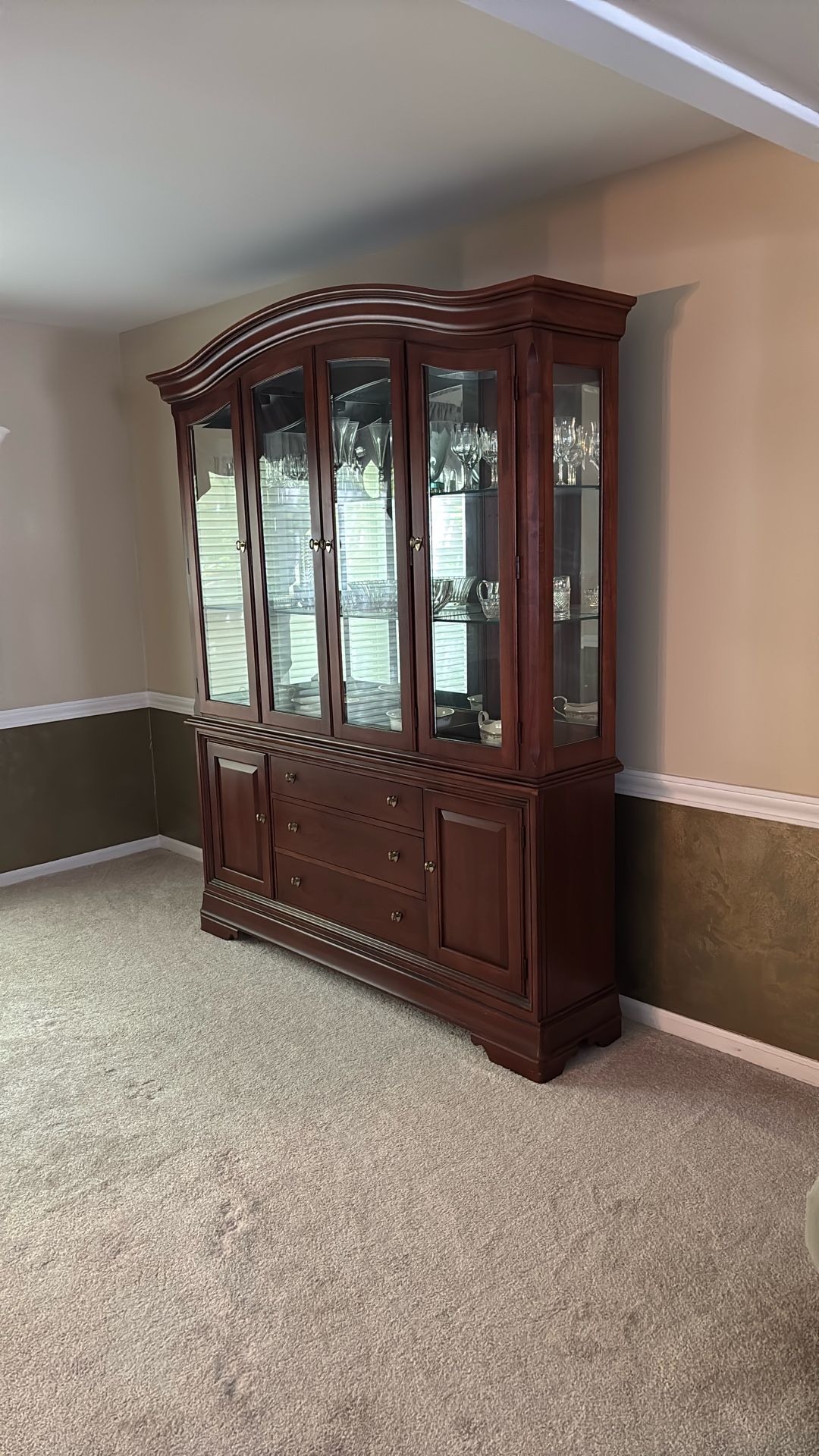 China cabinet/hutch