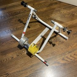 Trakstand Fluid Indoor Cycling Bike Trainer. Local Pick Up. 