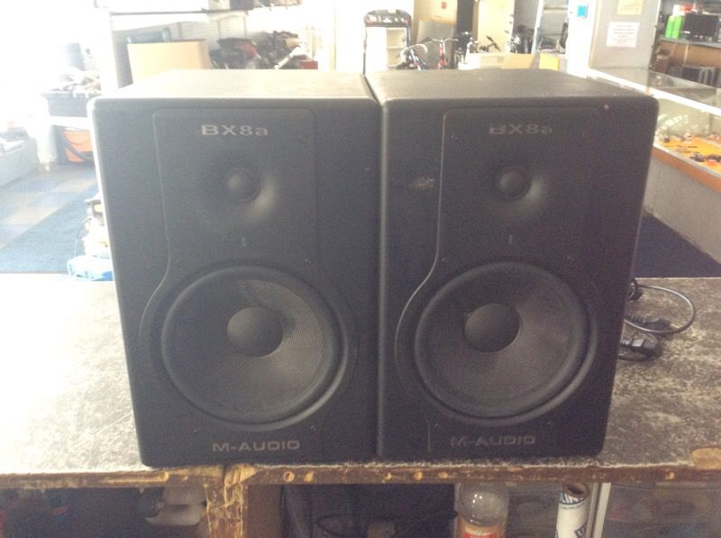 M-AUDIO studiophile BX8A powered speakers