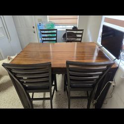 Dining Table 3 Celing Lamps 