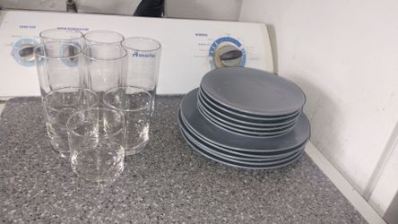 Set platos y vasos todo por $8