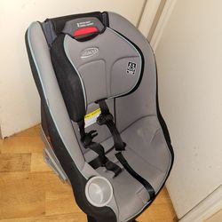 Graco Car Seat With Eight Position Adjustable Harness And Headrest