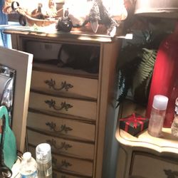 A Nice Long  Old fashioned , Vintage Dresser With  Three Draws And (one Single Draw Is Missing From The Top)