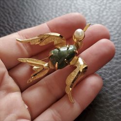 Unsigned "Bird In Flight" Brooch Pin, Cultured Pearl, green stone gold-tone