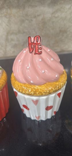 RARE David’s Cookies 7” Cupcake Cookie Jar "LOVE" Valentine's Day Cupcake Jar: Ceramic