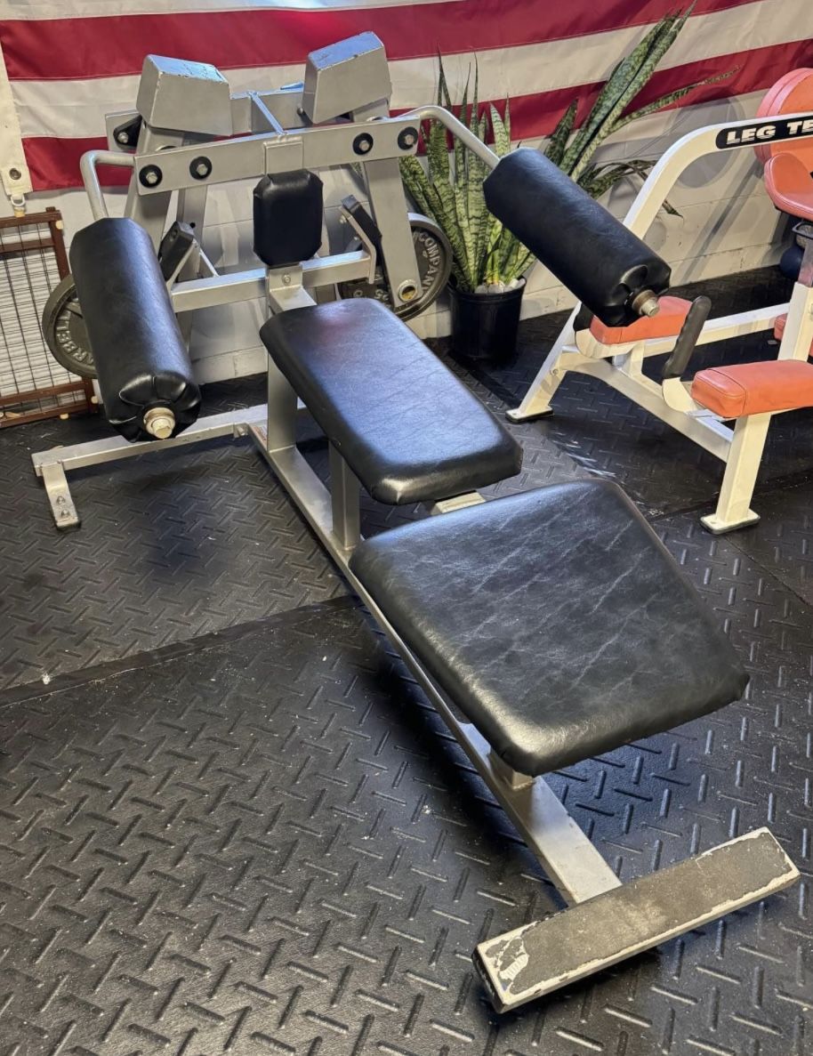 Hammer Strength Chest Fly Plate Load Machine