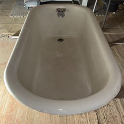 Iron Claw Foot Tub 