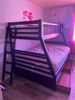 Twin/ Queen Bunk Bed