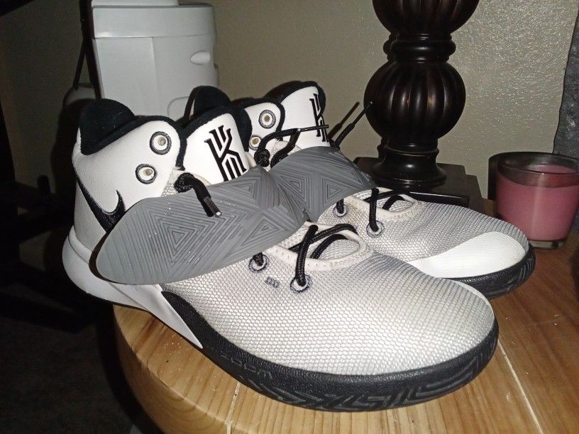 Nike Kyrie "Flytrap" Mens Size 8.5 In VGC