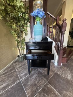 Beautiful Decoration Accent Black Tsble In Excellent Conditions 