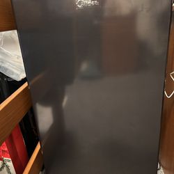 Black Mini fridge (1.5ft x 2ft x 1.5ft)