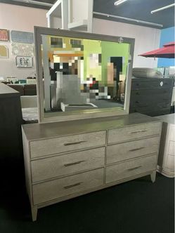 6-Drawer Dresser with Mirror，$480