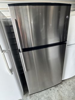 Ge Refrigerator  top bottom door 22 cu.ft stainless steel with ice maker dimensions 67 height 33 1/2 width 31 depht working perfectly no issues at all