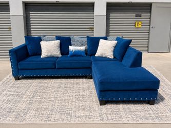 Sectional couch (Delivery Available)