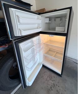 Top Freezer Refrigerator Black