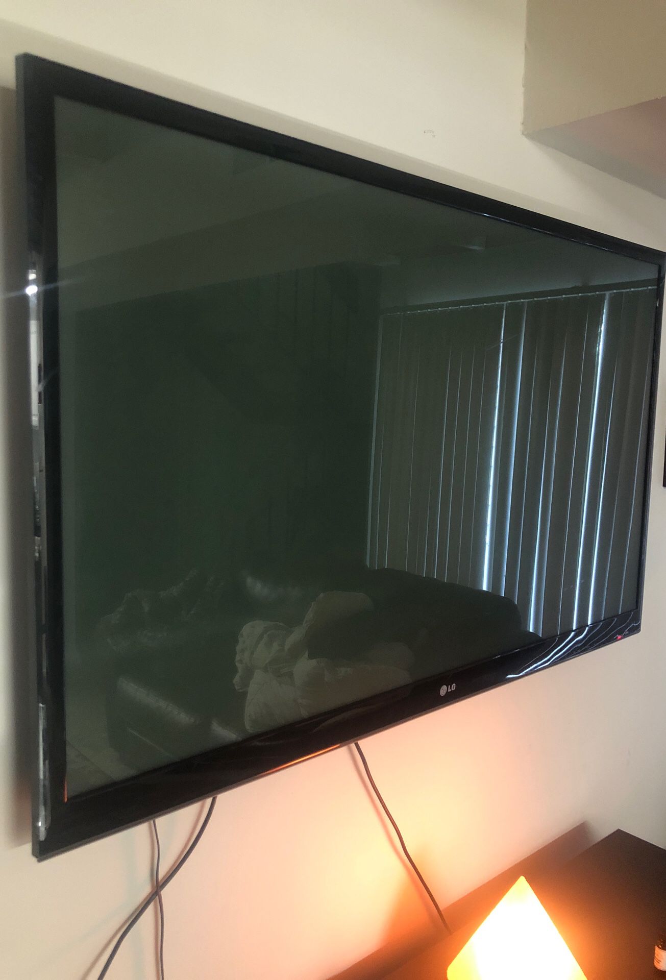 60 inch tv LG (no stand) w remote