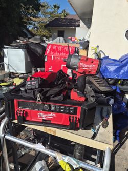 Milwaukee
M18 FUEL 18V Lithium-Ion Brushless Cordless 1/2 in. Impact Wrench w/Friction Ring Kit w/One 5.0 Ah Battery and Bag SLITLY USE