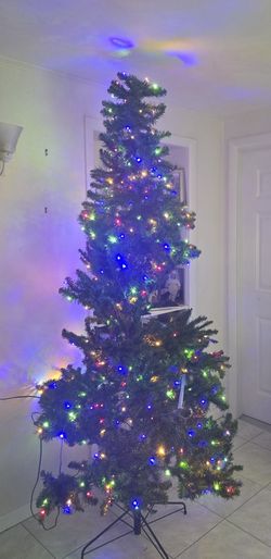 6.5 Ft Pre-lit Christmas Tree with 8 light sttings.