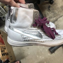 $10 Obo Nike Womens 7 and 1/2 Shoes 