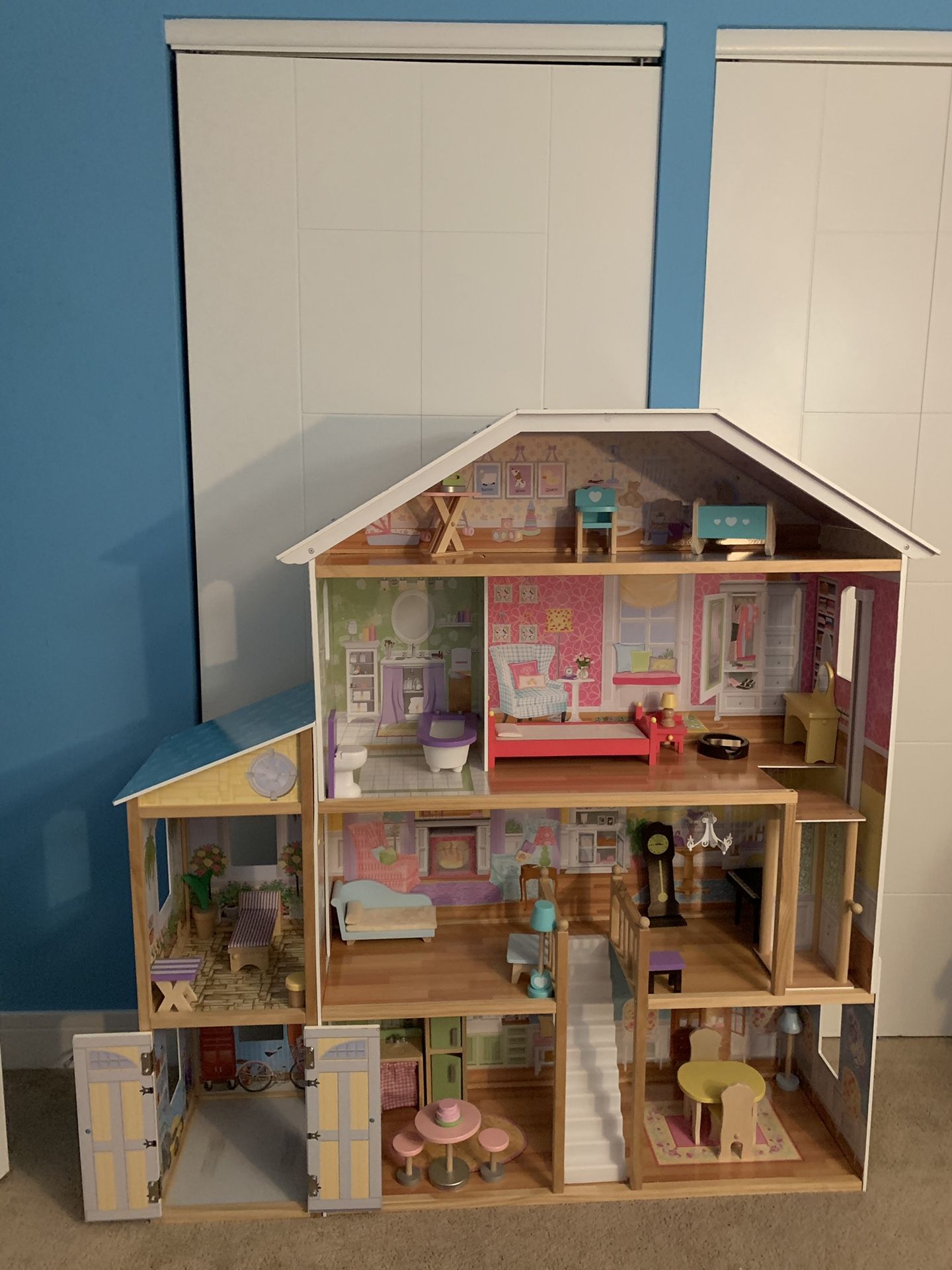 Doll house with accessories