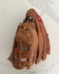 Rawlings Right hand throwing holster glove