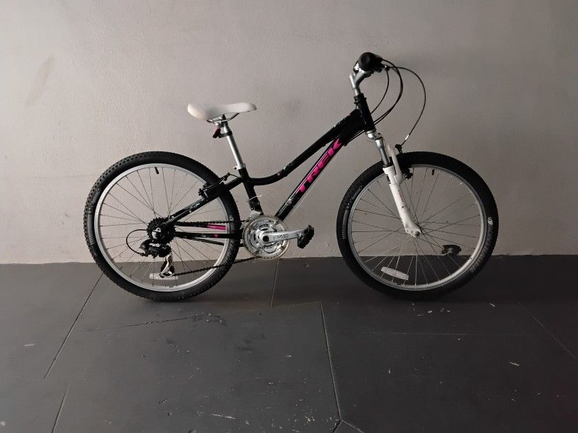 BICYCLE TREK 21 SPEED SIZE 24 BRAND NEW