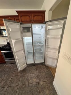 Frigidaire Side-by-Side Refrigerator – Ice & Water Dispenser – Works Great