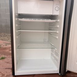 Hisense 4.4-cu ft Mini Fridge ( Silver ) ENERGY STAR