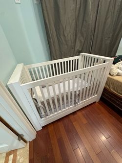 Like new white baby crib