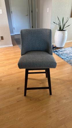 Beautiful Gray barstools. They swivel. Beautiful Gray barstools. They swivel.