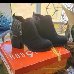 New Rouge Black Suede Ankle Boots With Faux Alligator Back, Size 6 - NEW