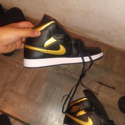Jordan 1 Mids 