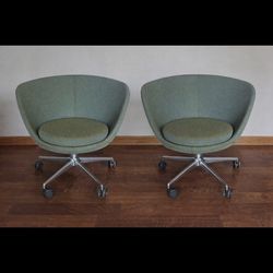 Kielhauer juxta chairs