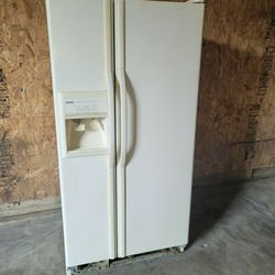 REFRIGERATOR 