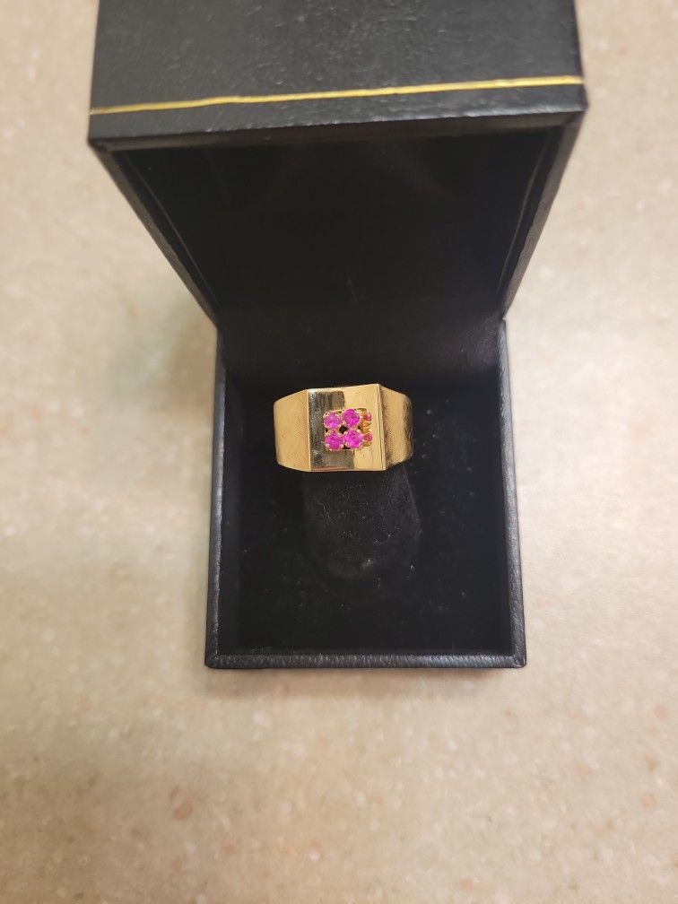 18 K Gold Ring. Weight Is 6.8 Grams