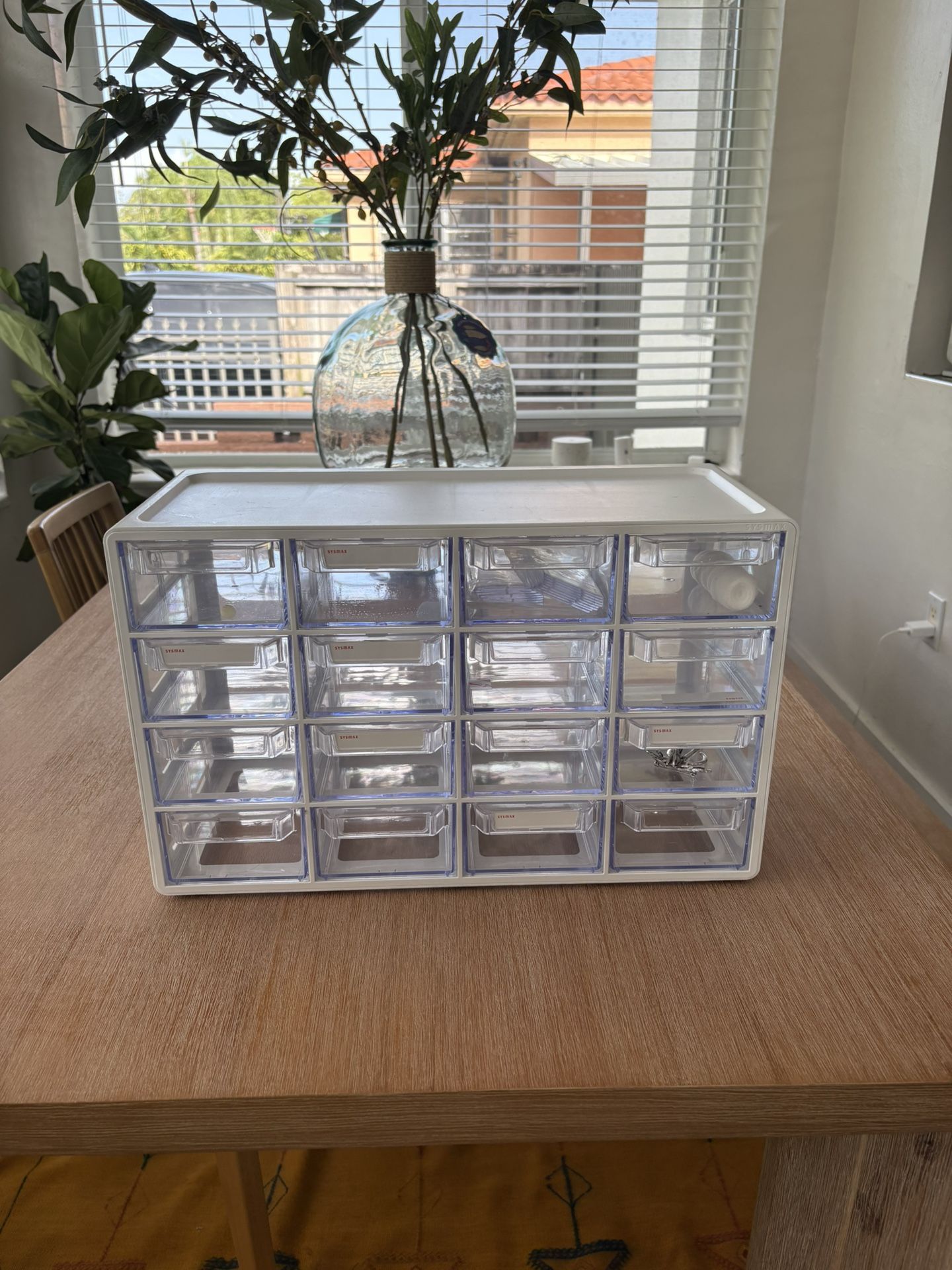 Storage caddy with 16 drawers