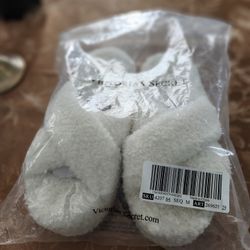 NIB: Victoria's Secret White Fleece Platform Slide Slippers - Size M