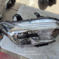 Toyota Tacoma Right Headlight Oem