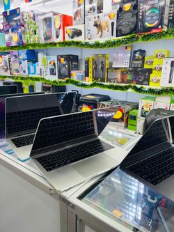 MacBook Pro 8gb 256gb Available