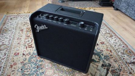 Fender Mustang Lt25 combo amplifier