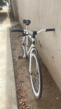 a GT single-speed/fixed-gear bike with 700c wheels and BMX-style handlebars. The GT branding