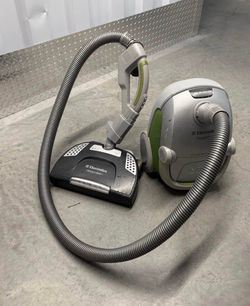 Electrolux EI7024 Model deep clean vacuum cleaner power head need gone
